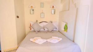 מיטה או מיטות בחדר ב-Riad Benyara