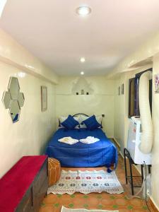 een slaapkamer met een blauw bed in een kamer bij Riad Benyara in Taroudant