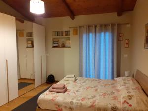 Schlafzimmer mit einem großen Bett und blauen Vorhängen in der Unterkunft Gatti di Langa in Dogliani