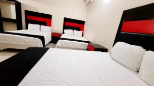 Cama ou camas em um quarto em Hotel Jardín Cancún