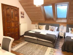 Łóżko lub łóżka w pokoju w obiekcie Agroturystyka Sarni Stok