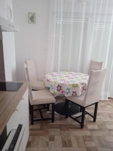 Kuchyň nebo kuchyňský kout v ubytování Apartments Jela