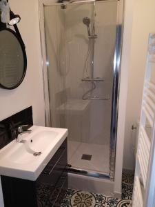 ein Bad mit einer Dusche, einem Waschbecken und einer Dusche in der Unterkunft Studio 5 min du centre-ville in La Rochelle