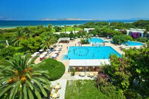 Bazén v ubytování Caravia Beach Hotel nebo v jeho okolí