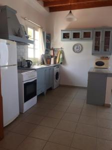 A kitchen or kitchenette at Regina Villa