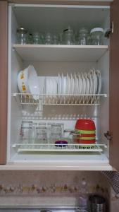 - un réfrigérateur rempli de assiettes, de bols et de vaisselle dans l'établissement Ático Roquetas, à Roquetas de Mar