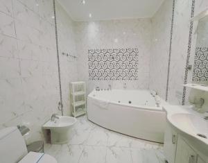 Ванна кімната в Hotel Leo