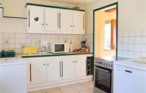 Η κουζίνα ή μικρή κουζίνα στο 4 Bedroom Pet Friendly Home In Portbail