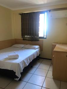 福塔莱萨Apartamento Praia de Iracema的卧室配有白色的床、窗户和窗户