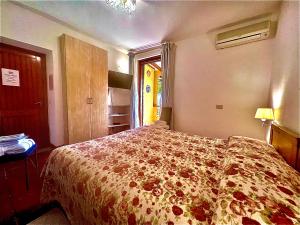 a bedroom with a bed and a dresser at La Chicca di Francesca in Santa Teresa Gallura