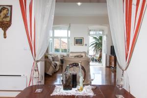 - un salon avec une table et un salon avec des rideaux dans l'établissement Secret Garden Apartment by Irundo, à Dubrovnik
