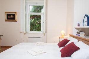 Postel nebo postele na pokoji v ubytování Secret Garden Apartment by Irundo