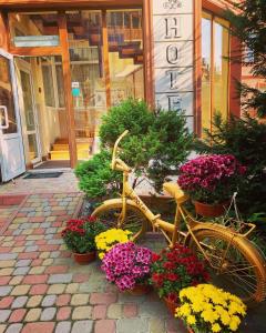 ein Fahrrad parkt vor einem Laden mit Blumen in der Unterkunft Hotel Leo in Lwiw + 22 Fotos