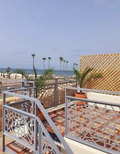 balkon z widokiem na plażę w obiekcie Dar Malika w mieście Al-Dżadida