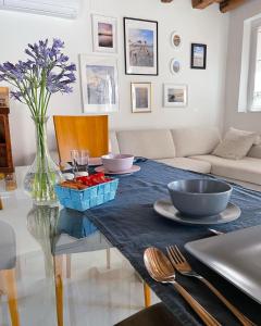 a living room with a glass table and a couch at Onda Marina B&B Superior in Marano Lagunare