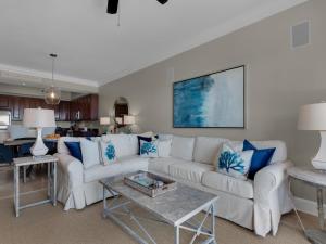 Χώρος καθιστικού στο Sanctuary at Redfish 2113 by Newman-Dailey