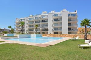 Bazén v ubytovaní Marina Real Apartments by NRAS alebo v jeho blízkosti