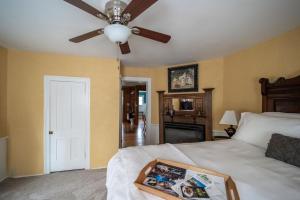 - une chambre avec un lit et un ventilateur de plafond dans l'établissement 5 Ojo Inn Bed and Breakfast, à Eureka Springs