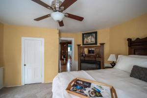 a bedroom with a bed with a ceiling fan at 5 Ojo Inn Bed and Breakfast in Eureka Springs