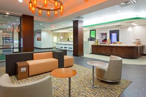 eine Lobby eines Ladens mit Sofa und Tischen in der Unterkunft Holiday Inn Clark - Newark, an IHG Hotel in Clark