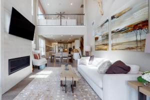 TV a/nebo společenská místnost v ubytování Bayside Resort -21408 Sweetwater Square