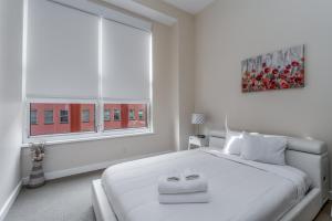 Tempat tidur dalam kamar di 2 Bedroom Apartment located in Washington Dc's Penn Quarter apts