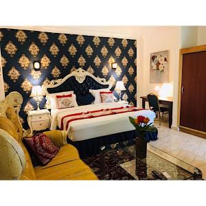 ドゥアラにあるMarriot Metropolitan Hotelのベッドルーム(大型ベッド1台、ソファ付)