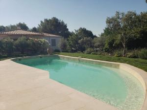 una piscina en un patio junto a una casa en LA BASTIDE D'ALIX, en Éguilles