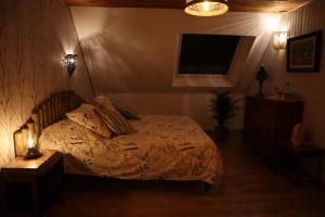 una camera con un letto e una televisione di Kleene Geluk - Chambres et table d'hôtes a Saint-Jans-Cappel