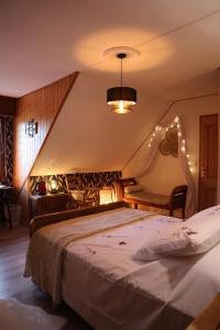 una camera con un grande letto di Kleene Geluk - Chambres et table d'hôtes a Saint-Jans-Cappel