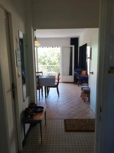 een woonkamer met een tafel en een eetkamer bij Dazzling 2-bedrooms with terrace near the beach - Dodo et Tartine in Le Pradet