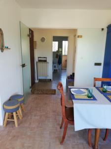 een woonkamer met een tafel en stoelen bij Dazzling 2-bedrooms with terrace near the beach - Dodo et Tartine in Le Pradet