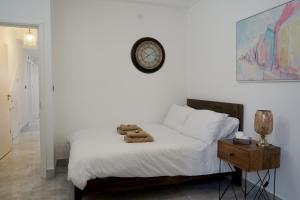 Un dormitorio con una cama con dos ositos de peluche. en Luxury London Garden home sleep 7, 2 mins to metro, en Londres