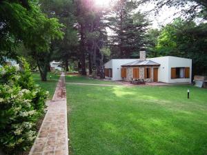 una pequeña casa en medio de un patio en Cabañas La Morera en Villa Ventana