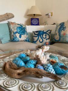 Sala de estar con mesa de centro y bandeja de color azul en Villa sul Mare Calalunga Calasetta Sant Antioco, en Calasetta