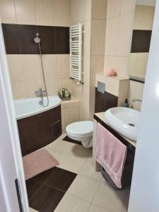 łazienka z toaletą, umywalką i wanną w obiekcie Siedlisko pod Topolą w mieście Giżycko