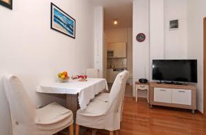 Televízia a/alebo spoločenská miestnosť v ubytovaní Apartman Pegla