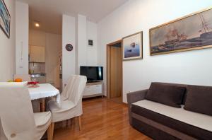 Televízia a/alebo spoločenská miestnosť v ubytovaní Apartman Pegla