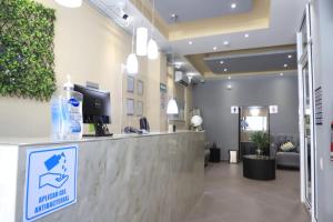 a lobby of a dental office with a reception counter at Hotel Tamtokow in Ciudad Valles