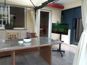 Televízia a/alebo spoločenská miestnosť v ubytovaní JARDIN, TERRAZA Y BARBACOA
