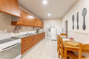 A kitchen or kitchenette at Murta's Home