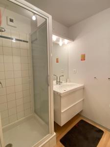 W łazience znajduje się prysznic i umywalka. w obiekcie T2 alcove confortable pour 4 à 5p. Balcon. Parking w mieście Cauterets
