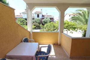 une chambre avec une table, des chaises et deux fenêtres dans l'établissement Apartments Lora, à Rovinj