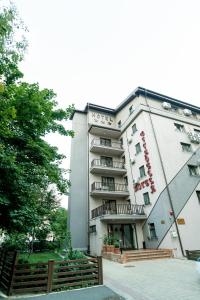 un gran edificio blanco con balcones. en Hotel Citadella, en Bucarest