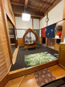 ein Zimmer mit einem Bett in der Mitte eines Zimmers in der Unterkunft Jonobien - Vacation STAY 13238 in Minami Uonuma