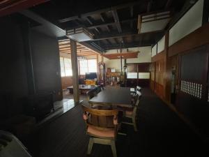 ein Wohnzimmer mit einem Esstisch und Stühlen in der Unterkunft Jonobien - Vacation STAY 13238 in Minami Uonuma