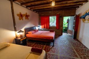 Postel nebo postele na pokoji v ubytování Suites La Tortuga + 37 fotografií