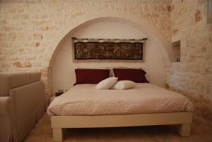 Een bed of bedden in een kamer bij Trullidamare a Ceglie Messapica, con piscina Infinity