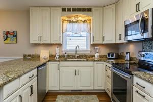 Afbeelding uit fotogalerij van 1 4 Us by Oak Island Accommodations in Oak Island