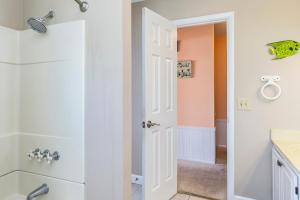 Afbeelding uit fotogalerij van 1 4 Us by Oak Island Accommodations in Oak Island